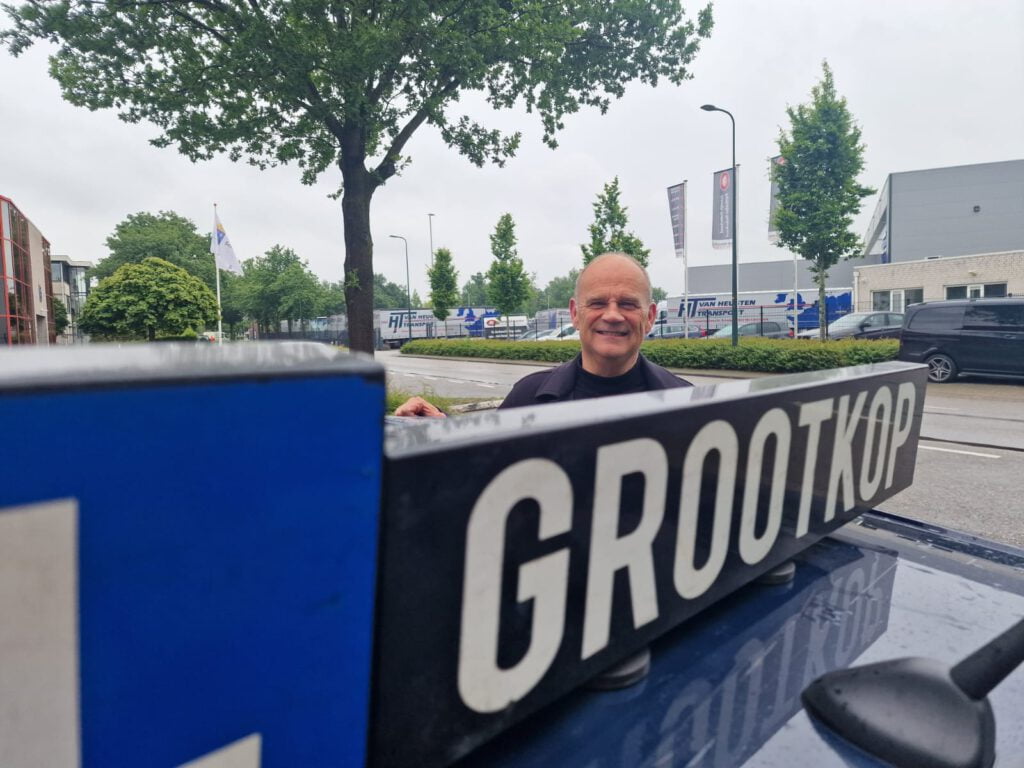 Rijinstructeur Marc Grootkop bij de lesauto in Amersfoort